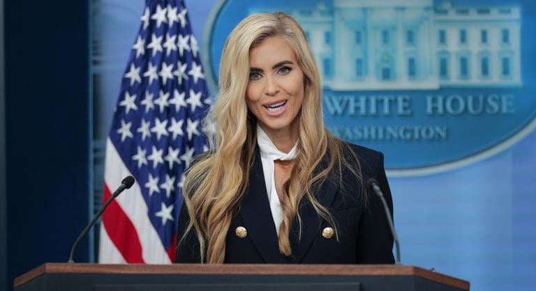 Még el sem kezdődött igazán a munkája, öt nap után távozik Donald Trump sajtótitkára