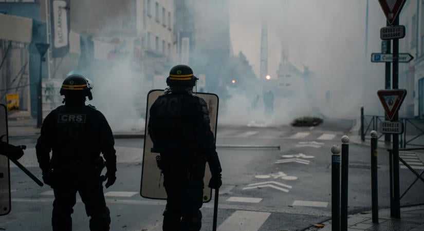 Lángoló barikádok és növekvő feszültség Franciaországban, százezrek vonultak utcára – galéria