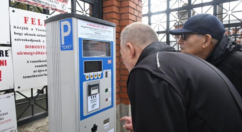 Üzemen kívüli automata fogadta a látogatókat a szolnoki temetőnél