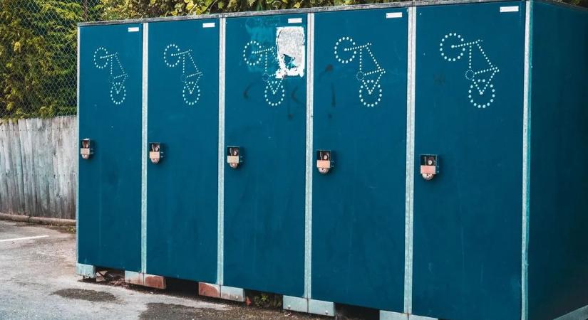 Borzalmas részletek derültek ki: élve született a mobilvécében talált halott csecsemő