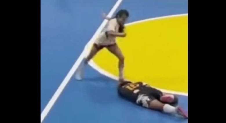 Brutálisan felrúgta, majd kétszer fejbe rúgta ellenfelét egy brazil női futsalos – videó