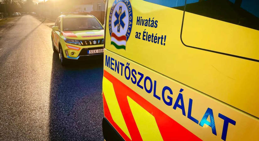 Kizuhant egy kisgyerek egy panelház tizedik emeletéről – meghalt