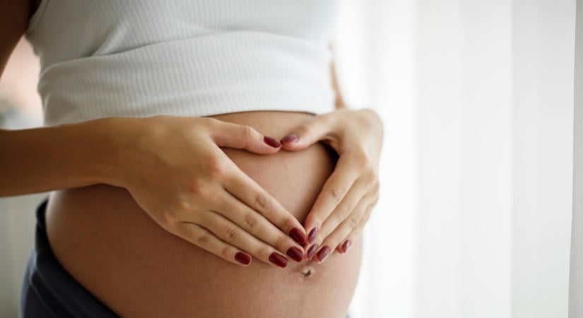 Vége a találgatásoknak: kamera előtt mutatta meg gömbölyödő babapocakját az Ázsia Expressz sztárja