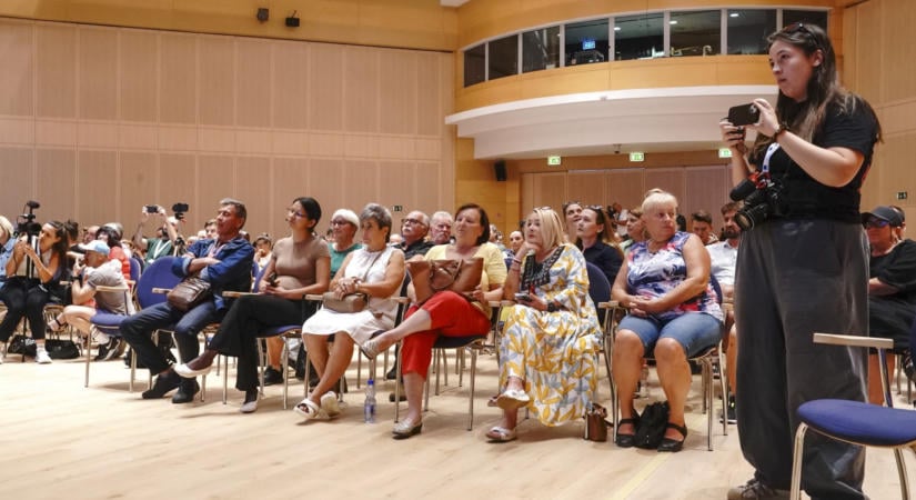 Közmeghallgatás felvételi tilalommal: újabb akkumulátoros beruházás Debrecenben