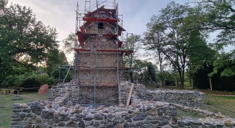 Megszépül Szigliget középkori templomromja, bekukkantottunk az állványok mögé (galéria)