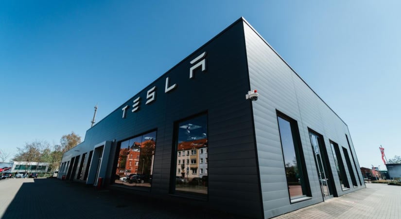 A Tesla leállítja a Full Self-Driving márkanevet Európában a szabályozói nyomás miatt