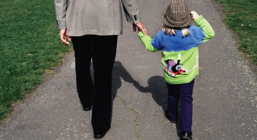 A boomerek még a nagyszülőkre bízták a gyerekeiket – ők bezzeg már nem segítenek. Miért?