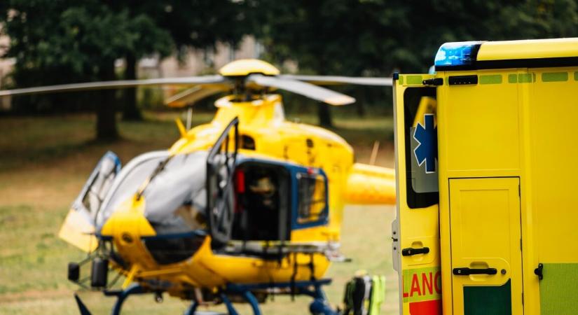 Nagyon súlyos baleset történt az M7-esen – felborult egy kamion, mentőhelikopter is érkezett