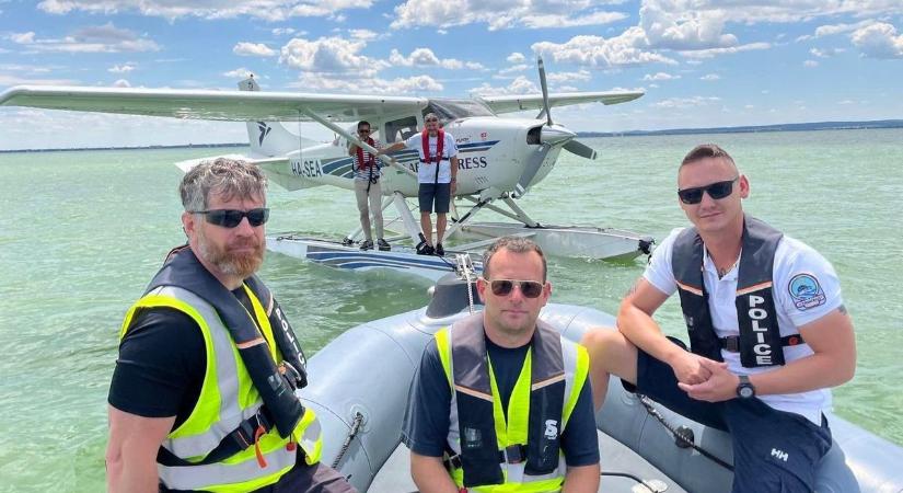 Nem mindennapi igazoltatás: hidroplánt állítottak meg a Balatonon