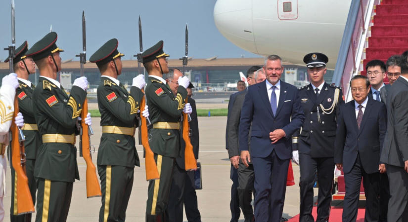 Kínába utazott az államfő, Hszi Csin-pinggel is tárgyal