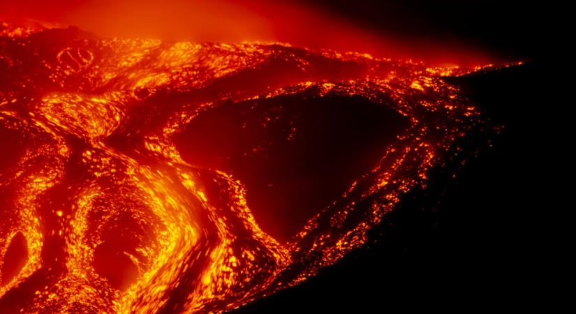 Tombol az Etna Szicíliában: megbénította a cataniai repülőteret a vulkán kitörése