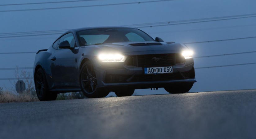 Négyajtós Ford Mustang jöhet