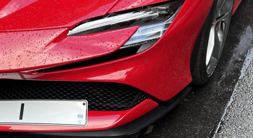 Kamunak tűnő rendszámmal villog Budapesten egy Ferrari