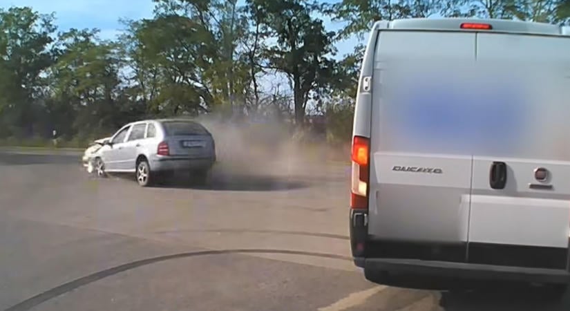 Részegen, jogosítvány nélkül okozott balesetet egy autós Kiskunmajsa mellett, utasaival együtt elmenekült a helyszínről