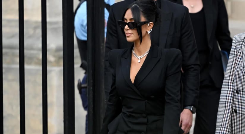 Több millió értékben loptak ékszereket Kim Kardashiantól, szinte semmi kártérítést nem kapott