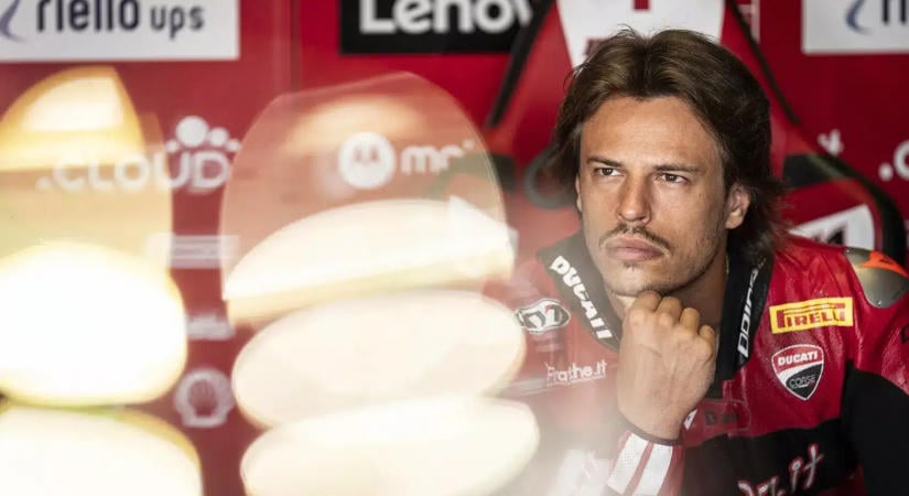 Hatalmasat bukott a Superbike-sztár, kórházba kellett vinni