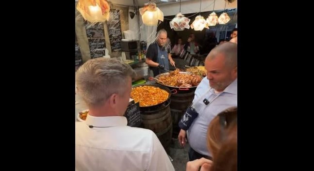 Magyar Pétert leöntötték borral Szekszárdon