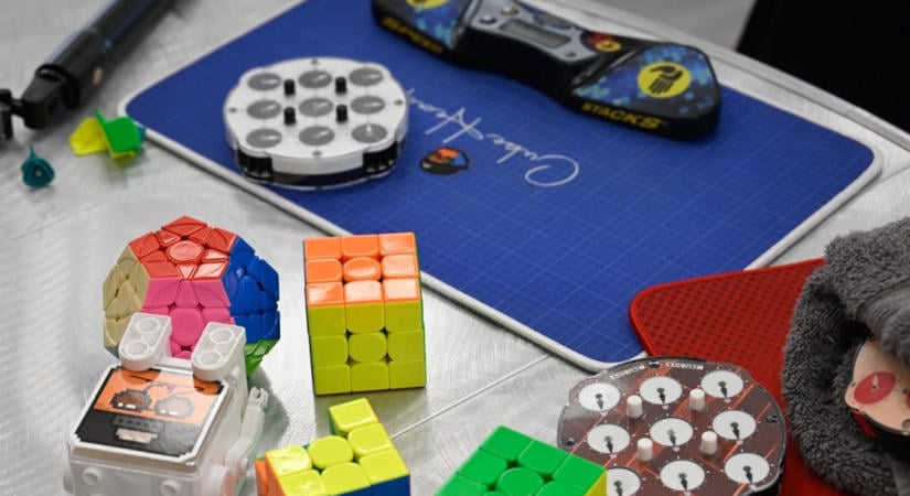 Négy másodperc alatt rakta ki a Rubik-kockát a hatéves kínai kislány  videó