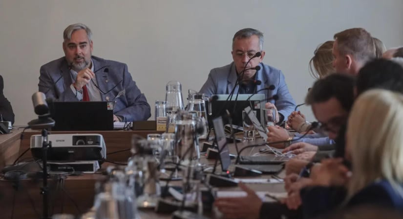 A rendkívüli testületi ülésen üzent a kormánynak dr. Kiss László polgármester