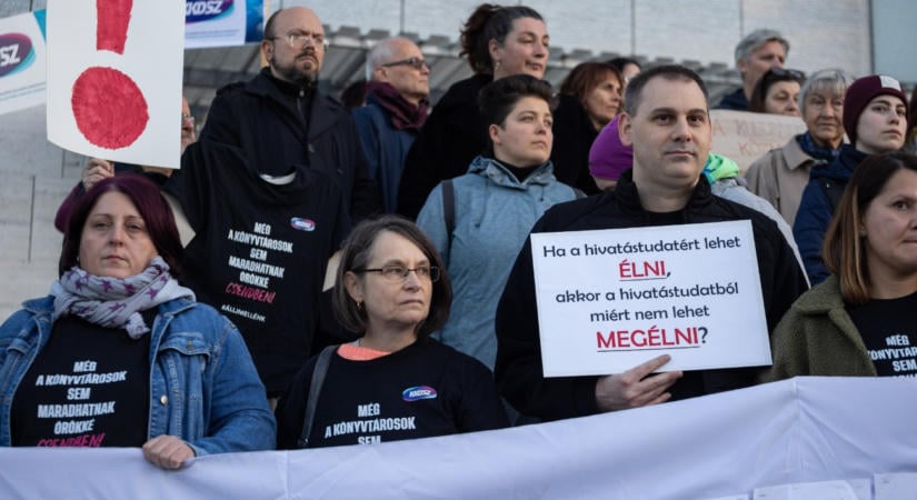 Tüntettek a béremelések miatt Pécsen