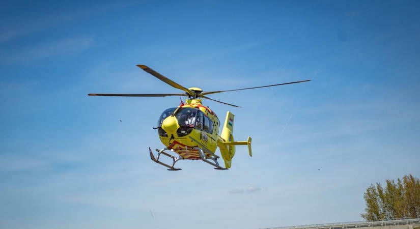 Traktorral ütközött egy autó Somogy közelében, mentőhelikopter is érkezett a baleset helyszínére