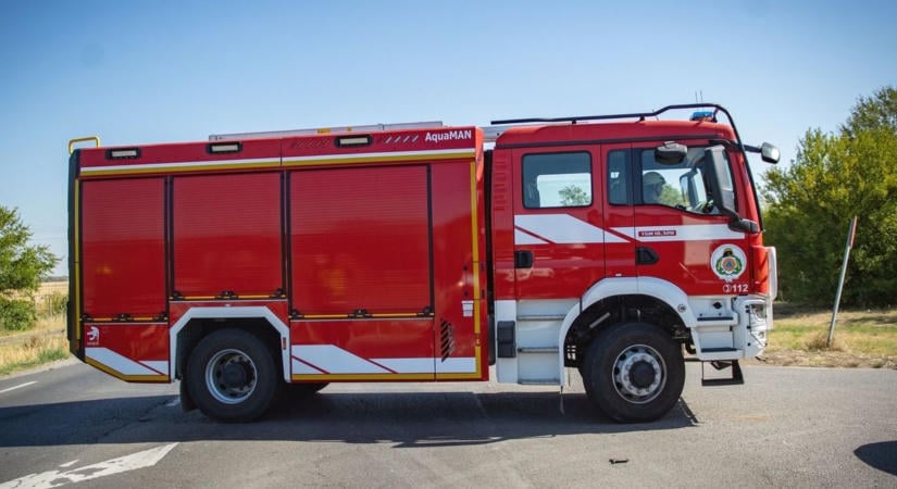 Kamionnal ütközött egy autó, félpályán haladt a forgalom Karcagon