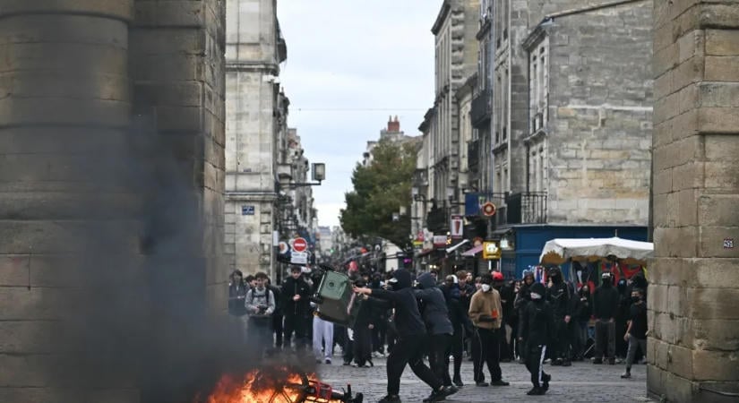 Lángokban állnak a francia utcák – száznál is több a letartóztatás