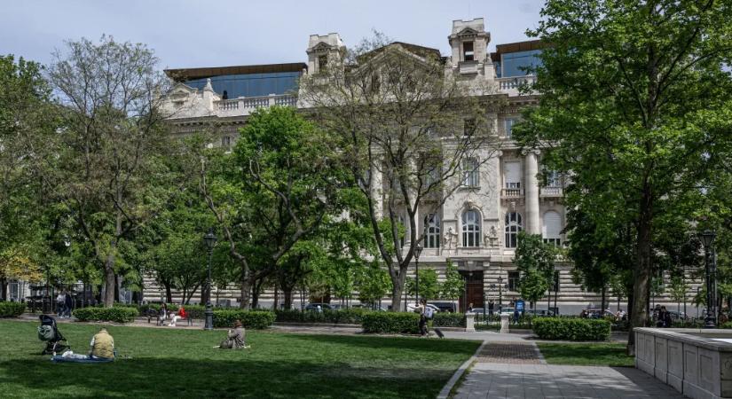 Sikertelenül küzdött a Főkert a túlhasználat ellen, visszaadja a Szabadság tér üzemeltetését a főváros az V. kerületnek