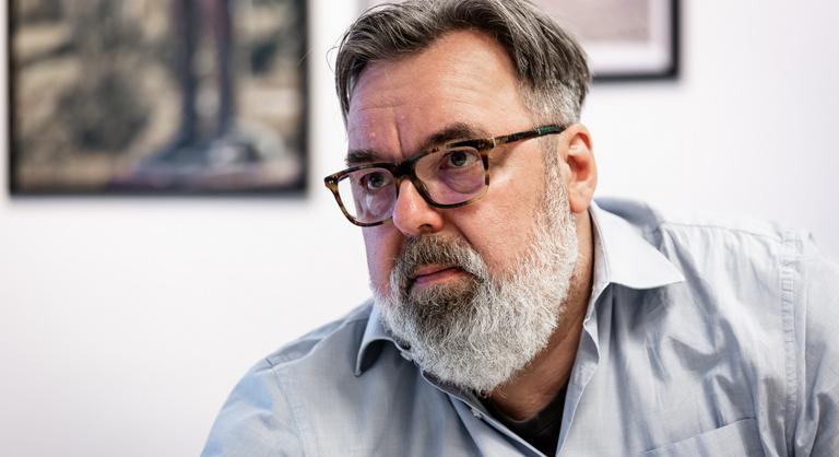 L. Simon László a százmilliós jogdíjak után Orbán János Dénes lemondását sürgeti