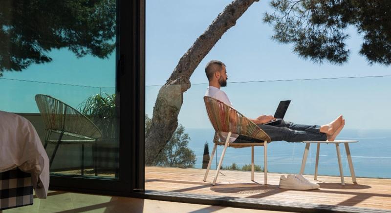 Home office külföldről: a nyár adócsapdái