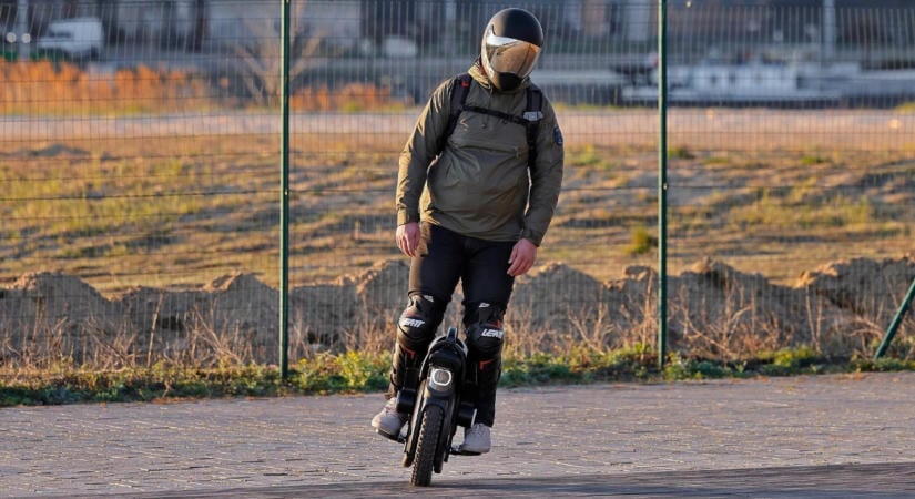 Így néz ki, mikor valaki 130-ra gyorsul egykerekűvel, majd elesik – videó