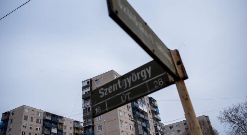 Kigyulladt egy autó az avasi lakótelepen – videón, ahogy eloltják a lángokat