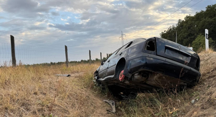 Rommá tört egy autó Bocskaikertnél, az árokba csapódva állt meg – fotókkal, videóval