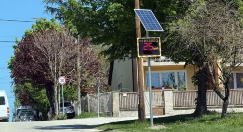 Közzétették egy település sebességkijelző tábláinak statisztikáit: 120-szal is mennek az 50-es zónában
