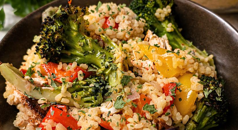 Színes mediterrán csirkesaláta recept: sült zöldségek és bulgur is gazdagítja