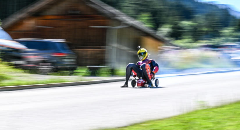 150-nel csapatott a lejtőn egy játékautóba kapaszkodva
