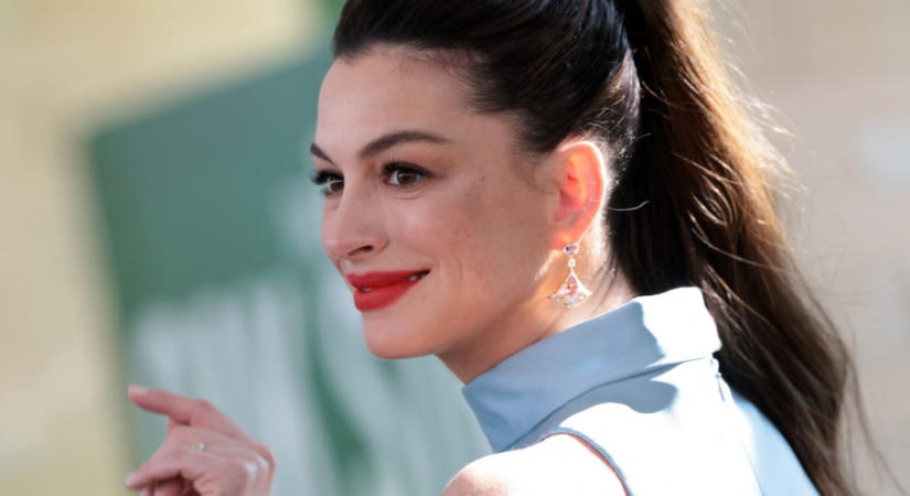 Anne Hathaway kismamastílusát csak imádni lehet – ebben a merész outfitben érkezett az új filmje premierjére