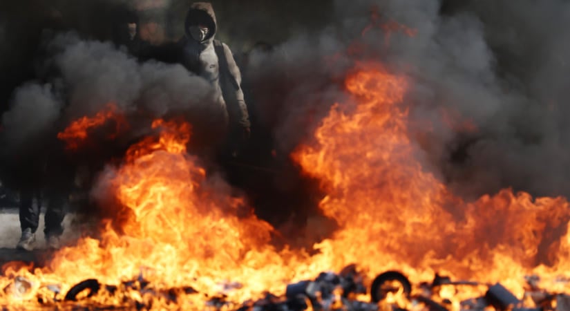 Súlyos zavargások Franciaországban - Menekülnek a befektetők a francia eszközökből