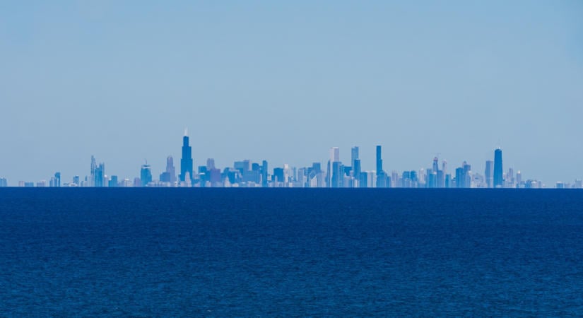 Misztikus látványt nyújt a Michigan-tó túlpartjáról Chicago sziluettje