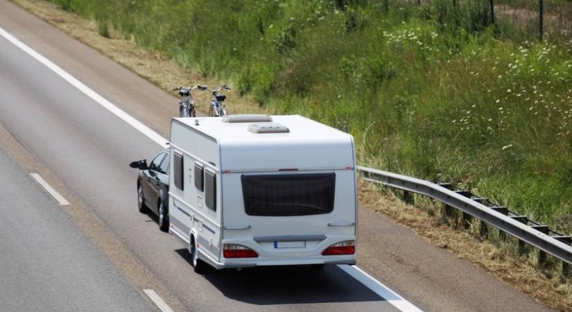 Szokatlan helyen furikázott a lakókocsi, megállította a NAV az M5-ösön: nem kempingfelszerelést találtak benne