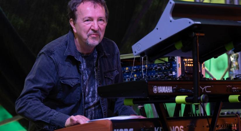 Rocker professzorok: katedrát cserélnek hangszerre