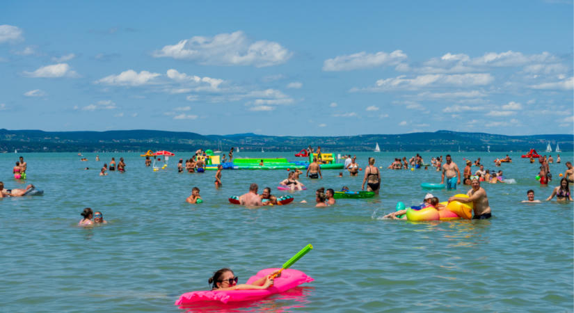 Ismét megnyílik a népszerű balatoni strand: feloldották a fürdési tilalmat, újra várják a fürdőzőket