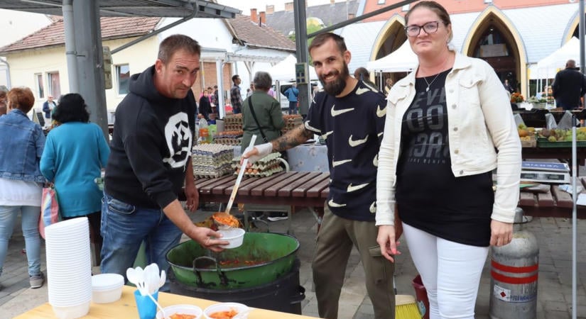 A titok a fűszerpaprikában rejlik: lecsóparti és különleges fogások a zalaegerszegi piacon