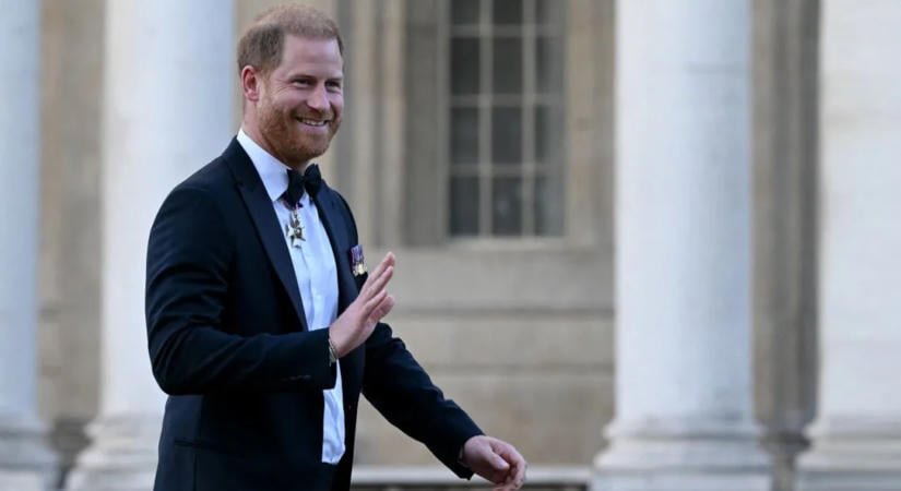 Jótékonysági ejtőernyős ugrást hajtott végre Harry herceg