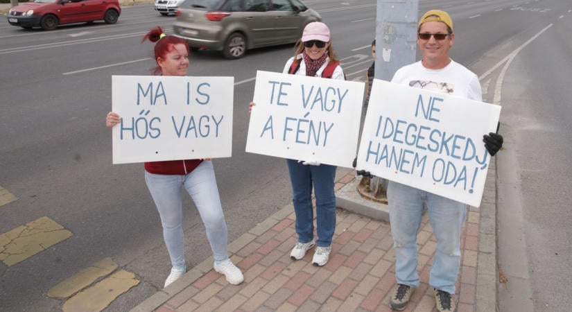 „Nem varázslat, amit csinálok” – mosolyt vitt Fehérvárra a Táblás srác (galéria, videó)