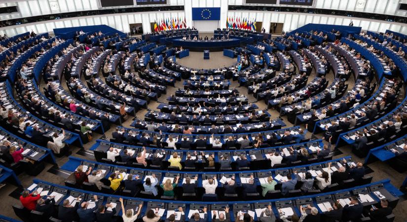 Megszavazta az Európai Parlament a netes magánbeszélgetések ellenőrzését engedélyező határozatot