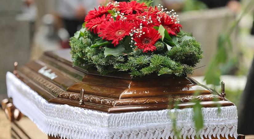 Mutatjuk az első képeket Csernus Mariann sírjáról!