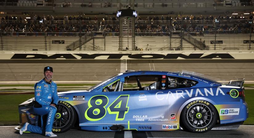 Első autóversenyzőként a világon csillagot kap a Hollywoodi hírességek sétányán Jimmie Johnson