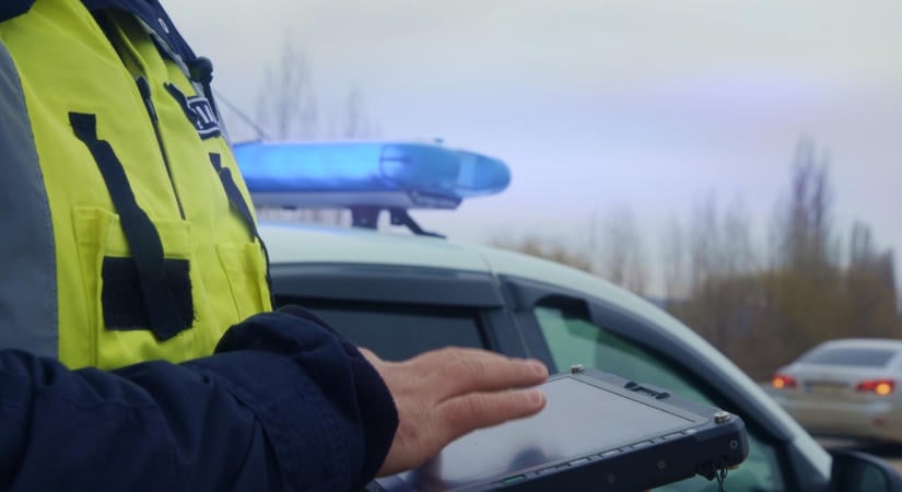 Ittas vezetésen kapták a minisztert, rendkívüli ülésen menesztették