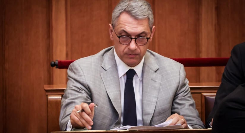 Lázár János batidai birtokán napelempark és tó is épült engedély nélkül